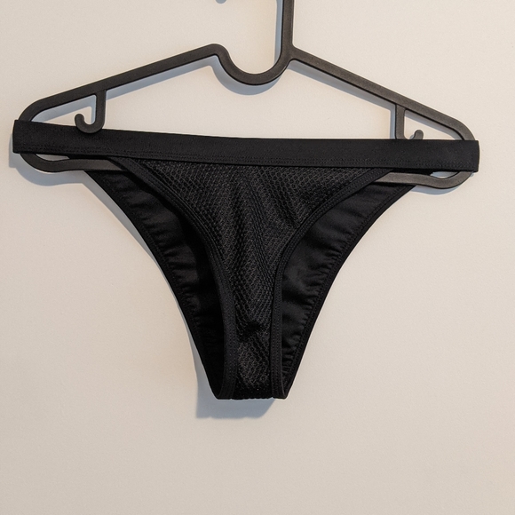 Fishnet bikini - Picture 4 of 5